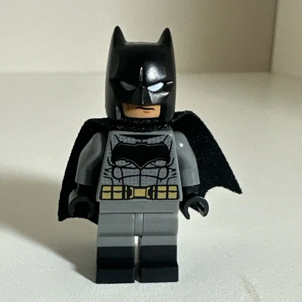 Lego Batman sh0437 Set 76086 - Dark Bluish Gray Suit Gold Belt Minifigure